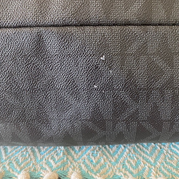 Michael Kors Signature Bag (Black) w/Gold Hardware. - Picture 13 of 14